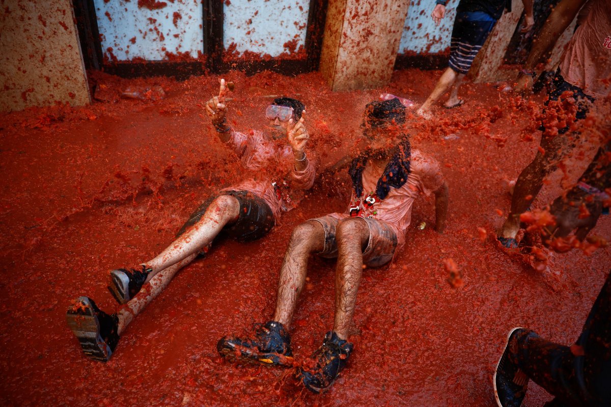 130 tons of tomatoes were used at the festival in Spain #8