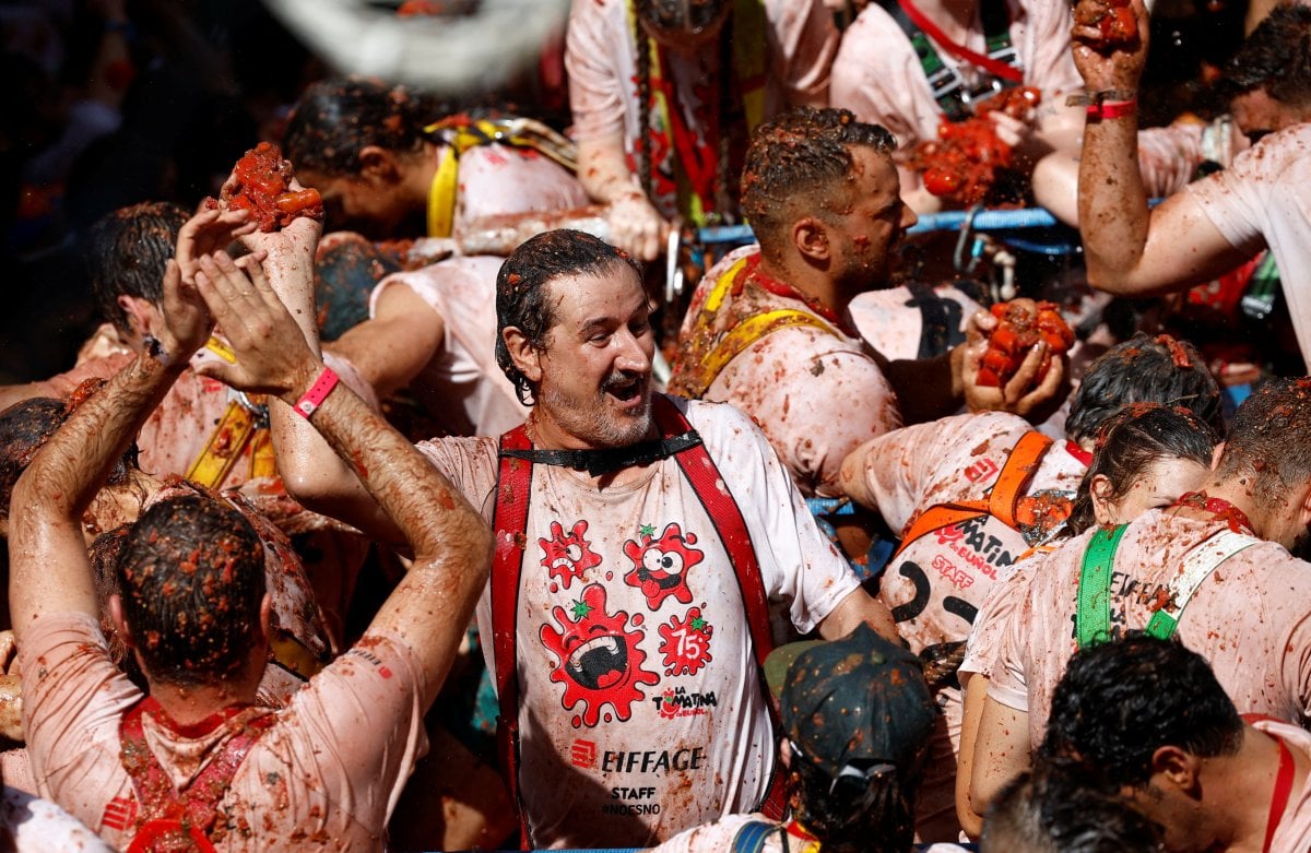 130 tons of tomatoes were used in the festival in Spain #14