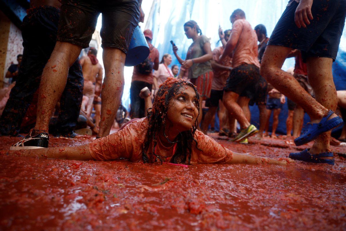 130 tons of tomatoes were used in the festival in Spain #18