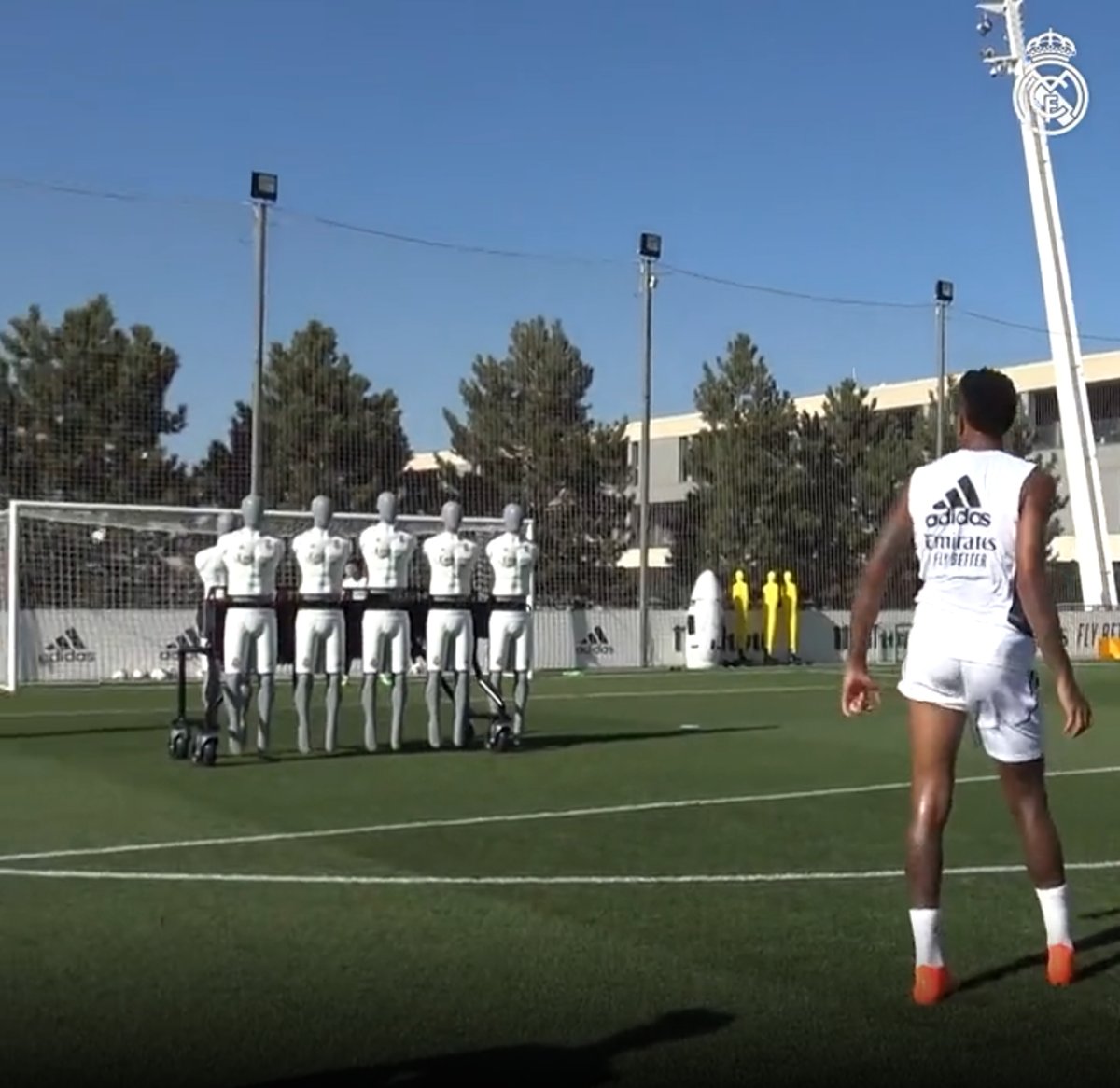 Real Madrid in robotlarla frikik çalışması #5