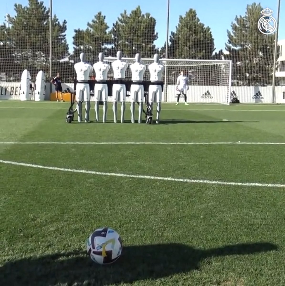 Real Madrid in robotlarla frikik çalışması #1