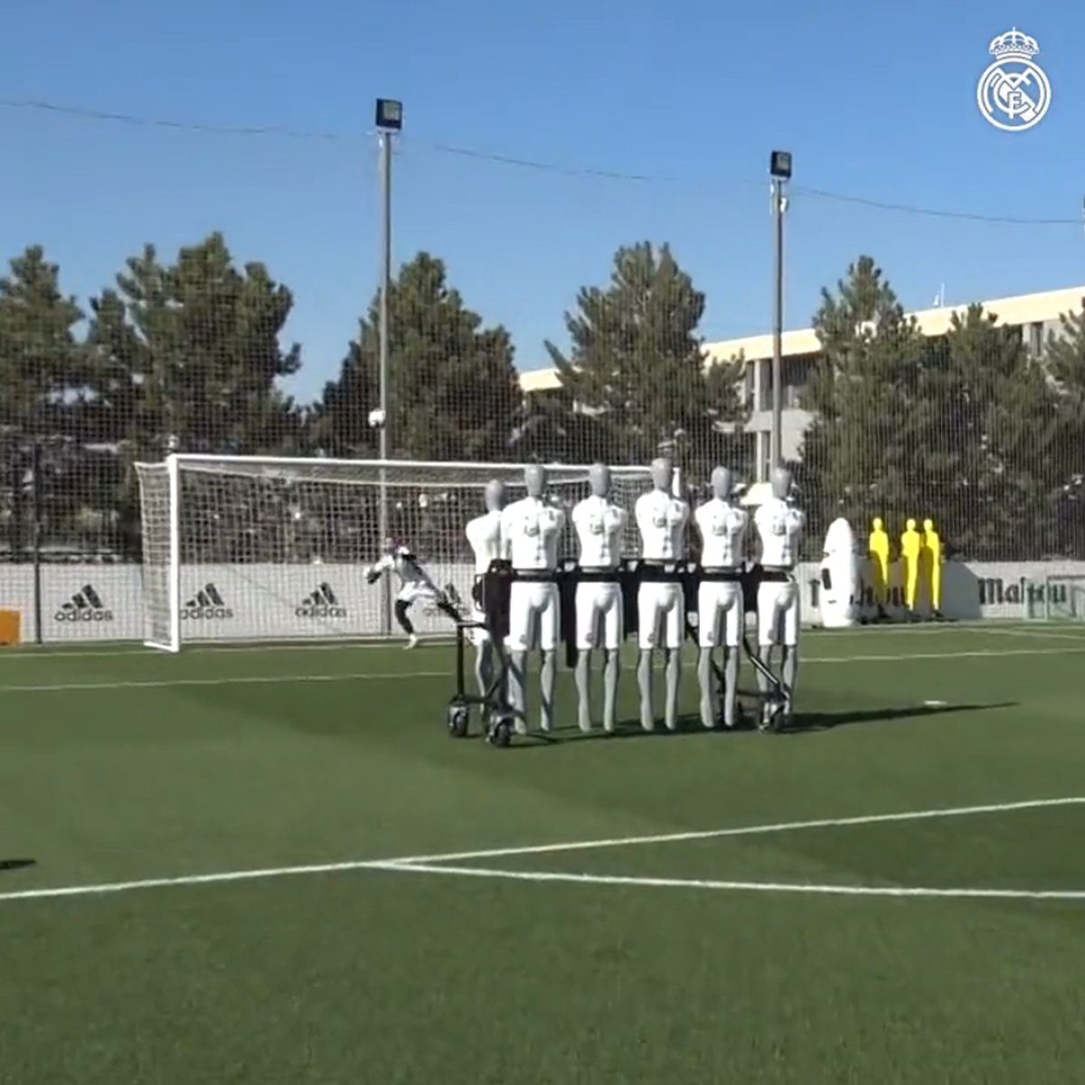 Real Madrid in robotlarla frikik çalışması #4