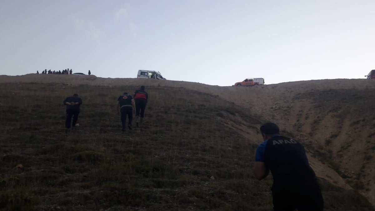 Bayburt ta aracıyla 95 metreden uçuruma yuvarlandı: 1 ölü #4