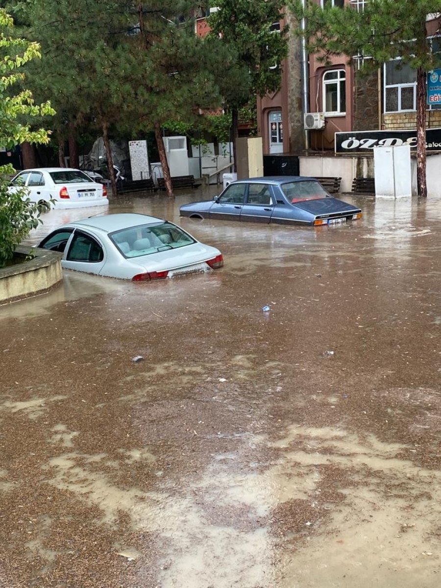 Manisa da sağanak su baskınlarına neden oldu #1