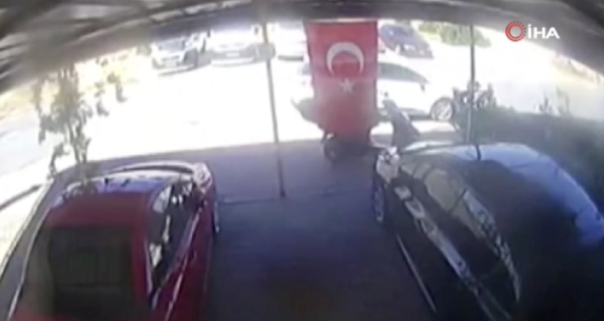Antalya da motosikletini çalmaya çalışan hırsızın üzerine uçtu #4