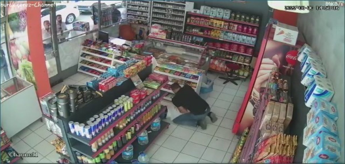Elazığ da market işletmecisi müşterilere bıçakladı saldırdı  #2