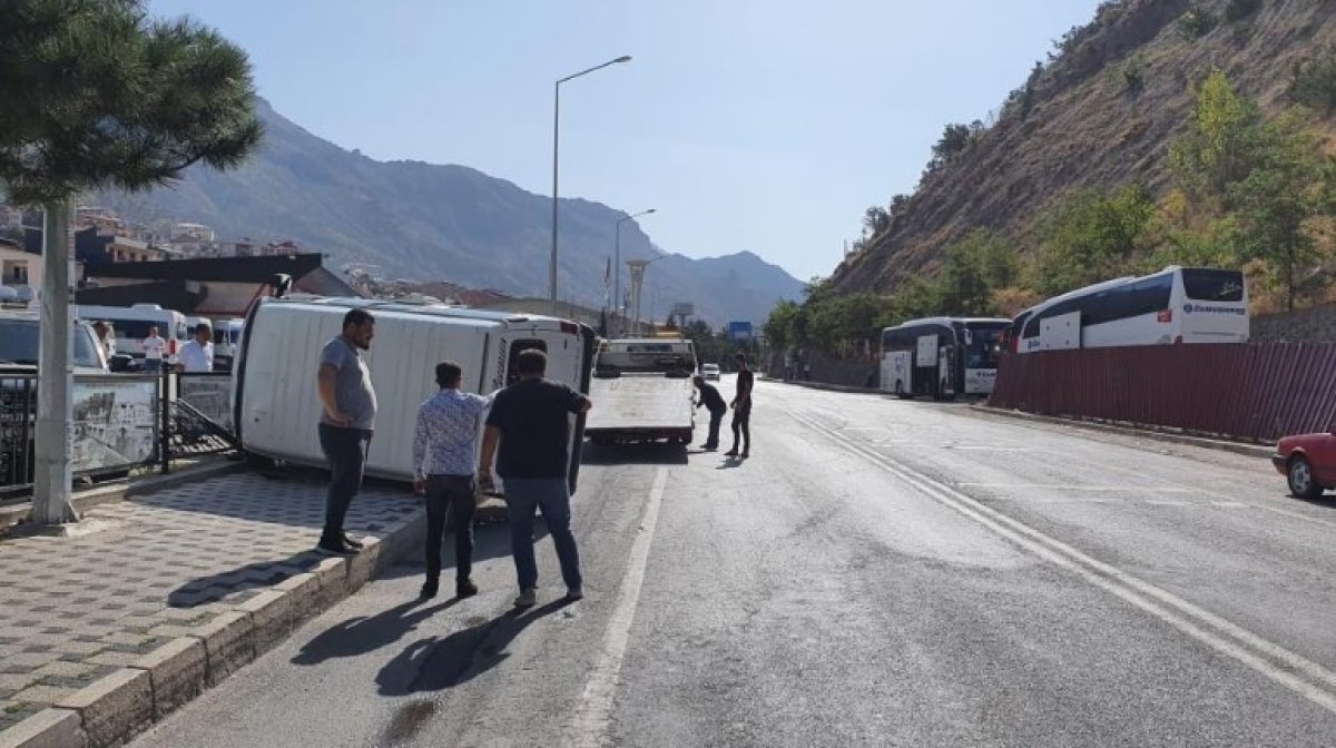 Gümüşhane de yayaya çarpmamak için manevra yapan minibüs yan yattı #2
