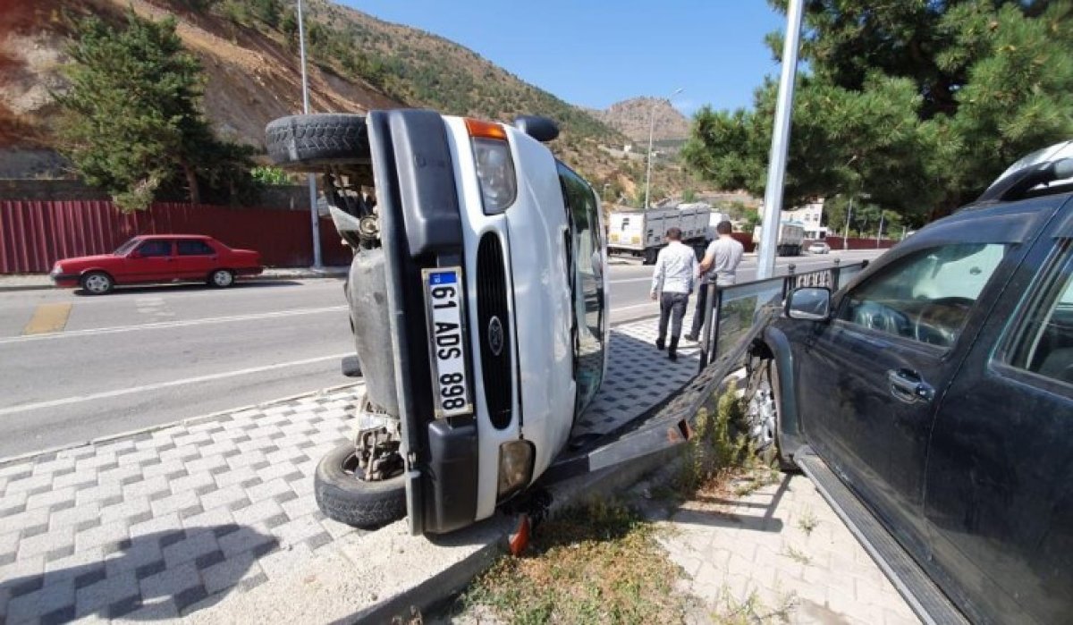 Gümüşhane de yayaya çarpmamak için manevra yapan minibüs yan yattı #3