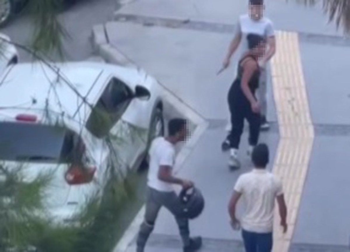 İzmir de kavga ettiği kişilere salladığı bıçak, nişanlısını yaraladı #1