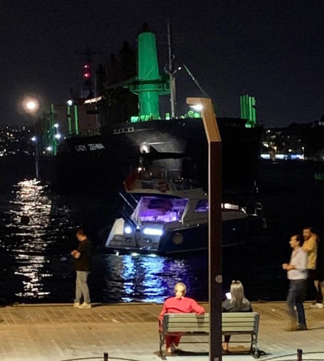 İstanbul Bebek te kargo gemisi karaya oturdu #1