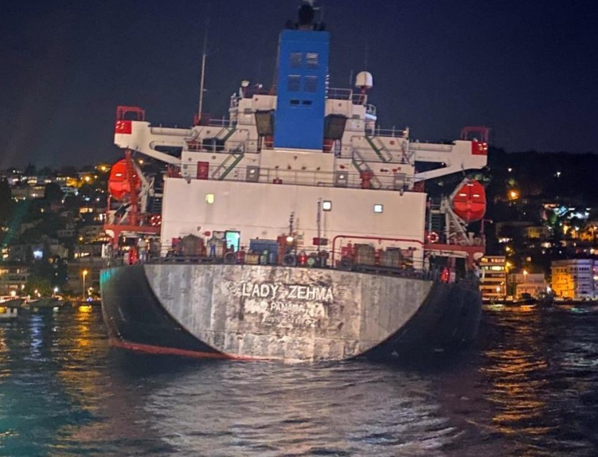 İstanbul Bebek te kargo gemisi karaya oturdu #3