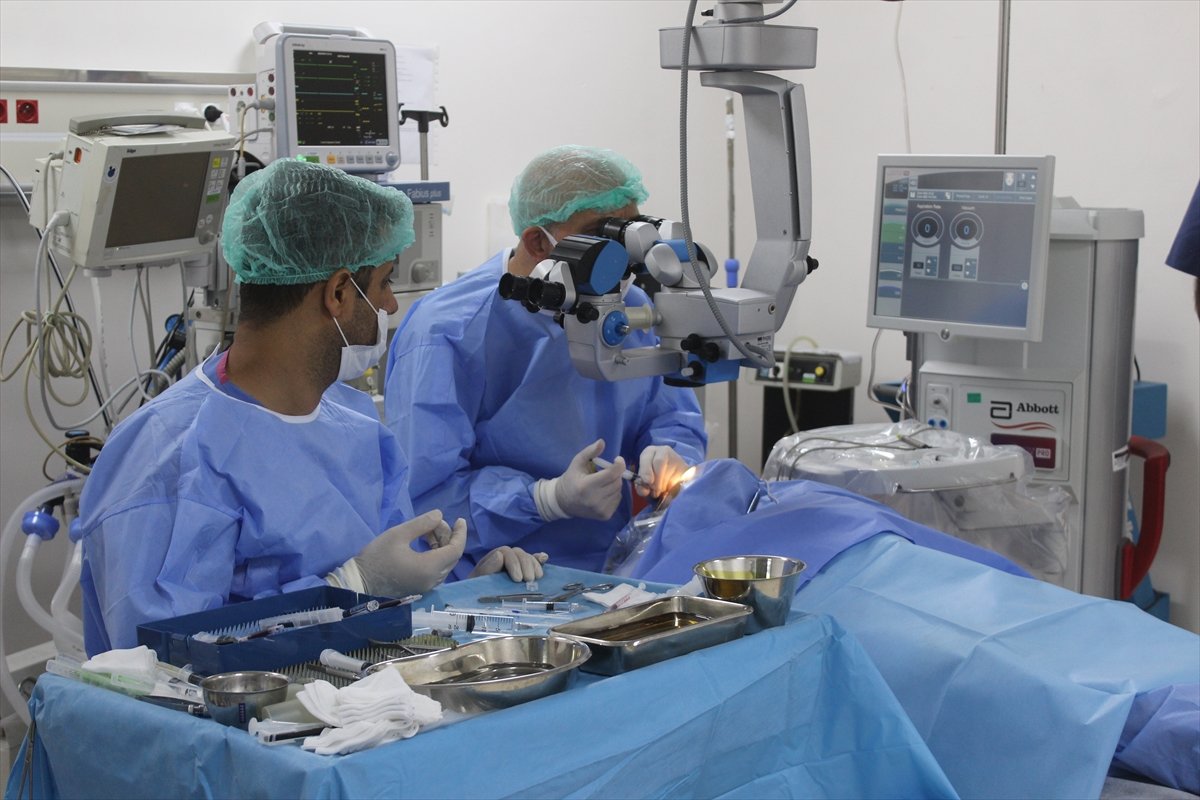 Türk doktorlar, Tel Abyad da 50 hastaya katarakt ameliyatı yaptı #1