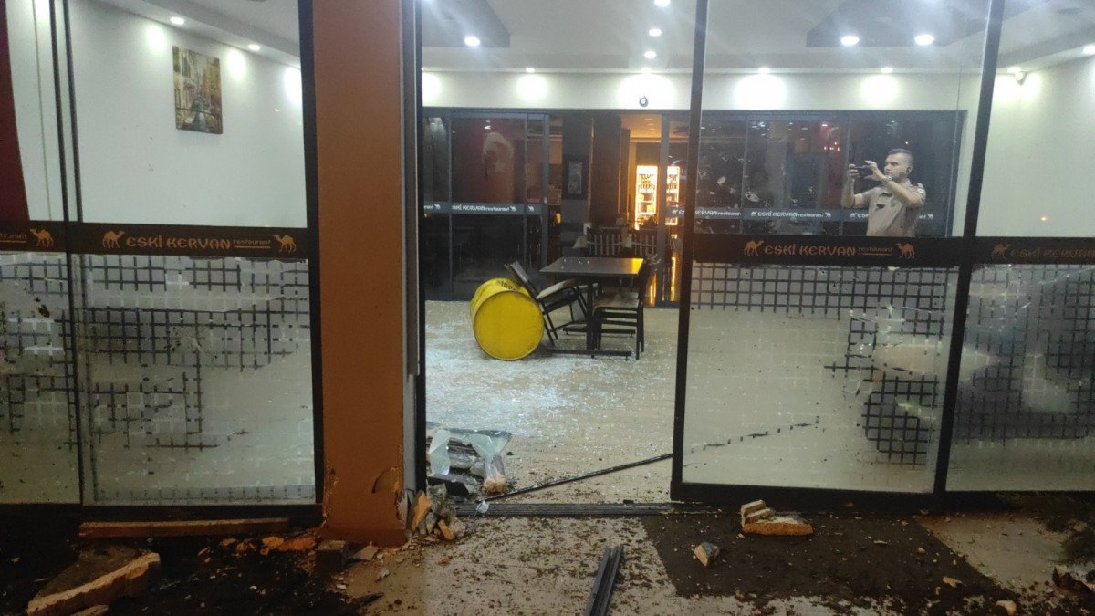 Aydın’da, tıra çarpan otomobil kullanılamaz hale geldi  #6