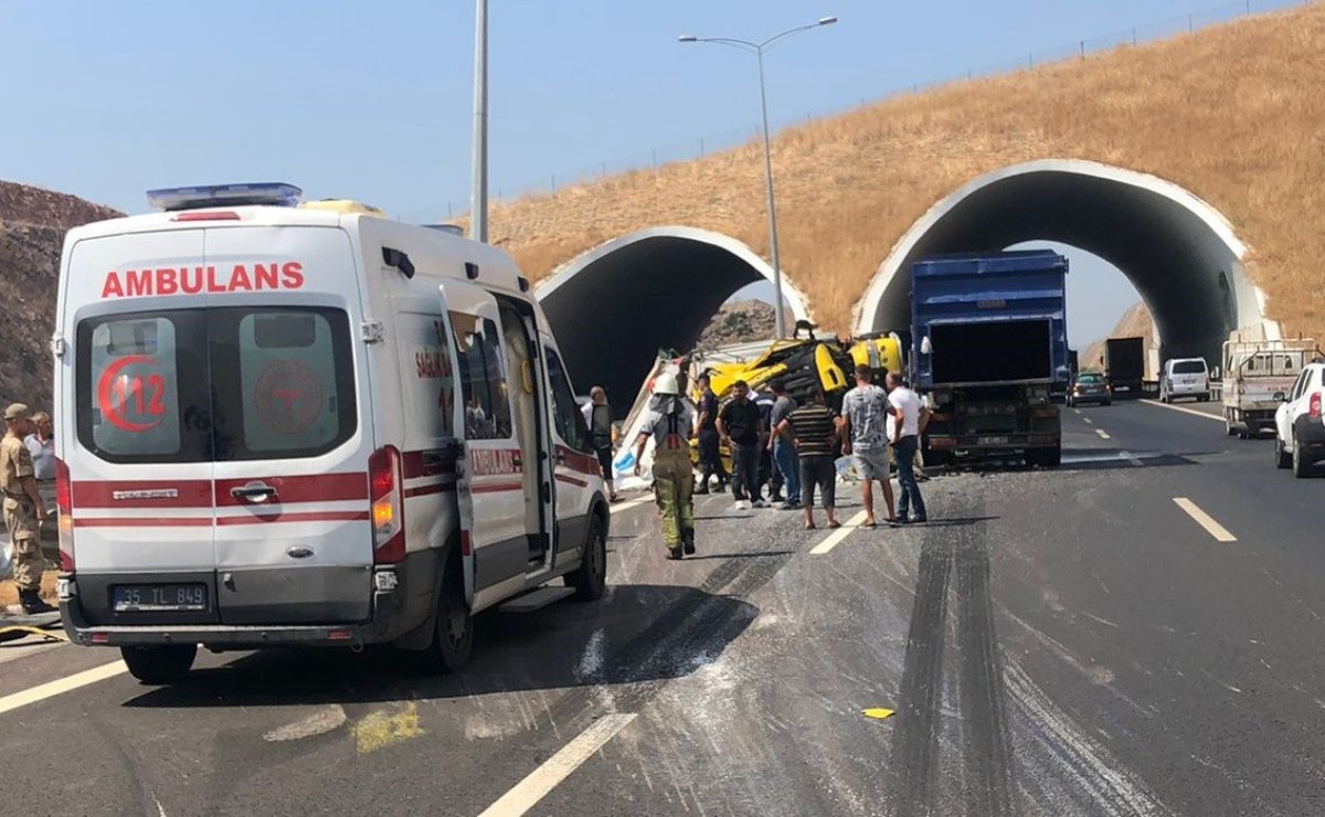 İzmir de lastiği patlayan tır devrildi: 1 ölü 5 yaralı #1