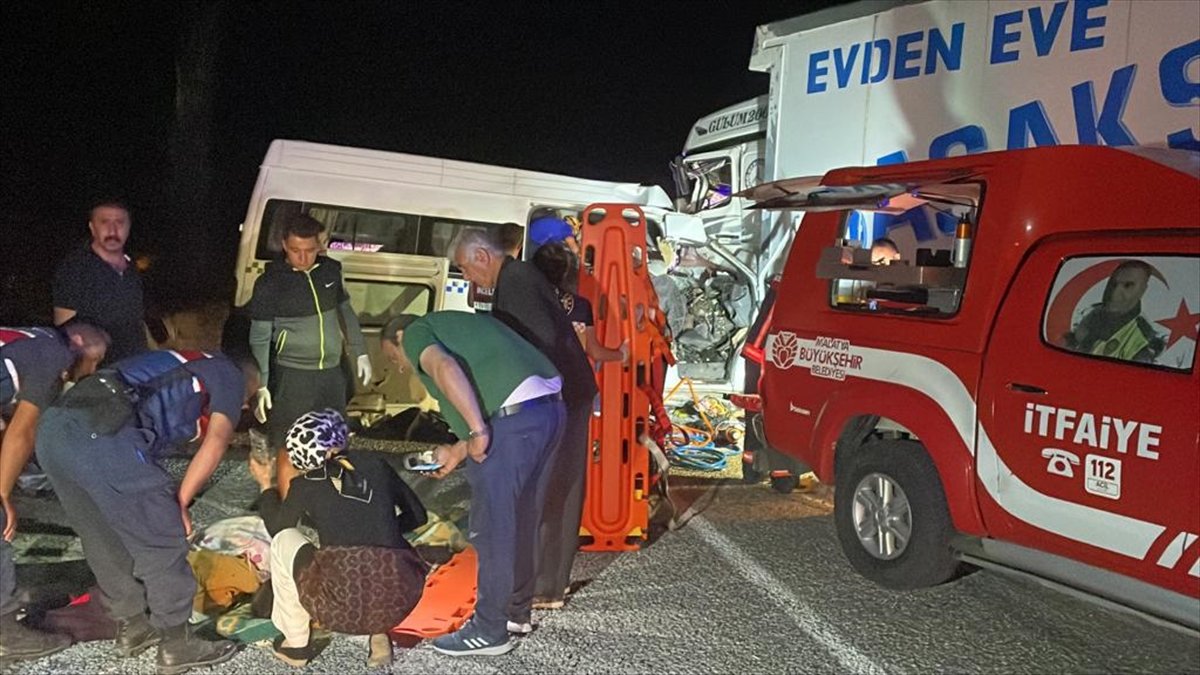 Sivas ta kamyonla minibüs çarpıştı: 8 ölü, 9 yaralı #3