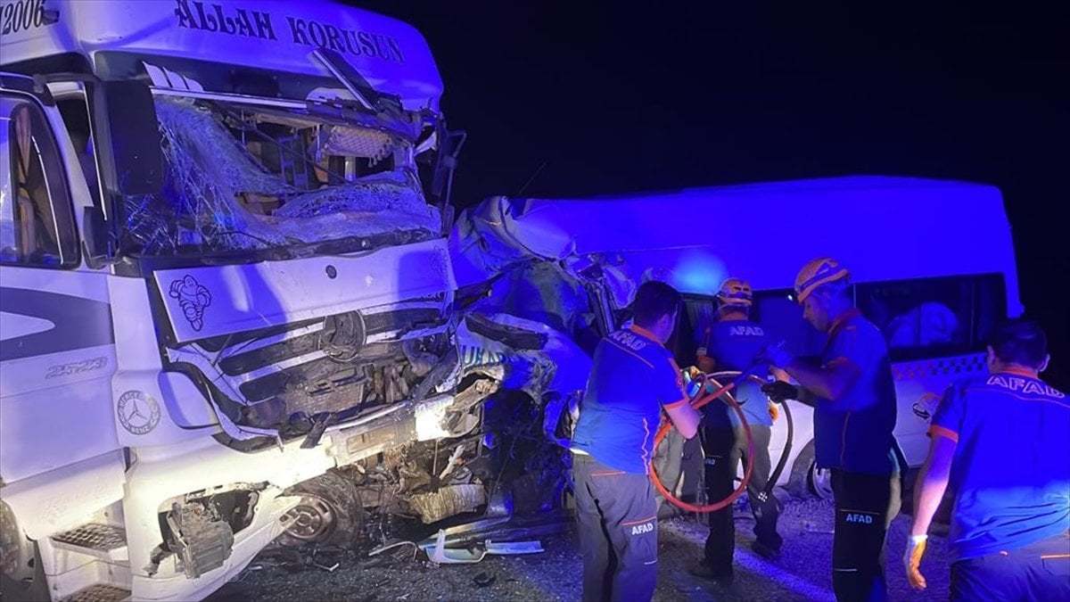 Sivas ta kamyonla minibüs çarpıştı: 8 ölü, 9 yaralı #4
