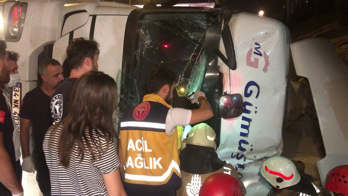 Ataşehir de beton mikseriyle minibüs çarpıştı: 2 yaralı #4