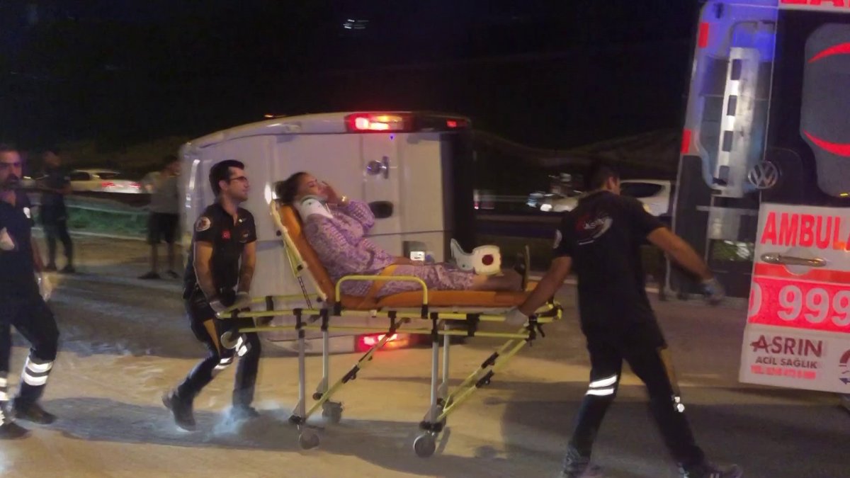 Ataşehir de beton mikseriyle minibüs çarpıştı: 2 yaralı #2