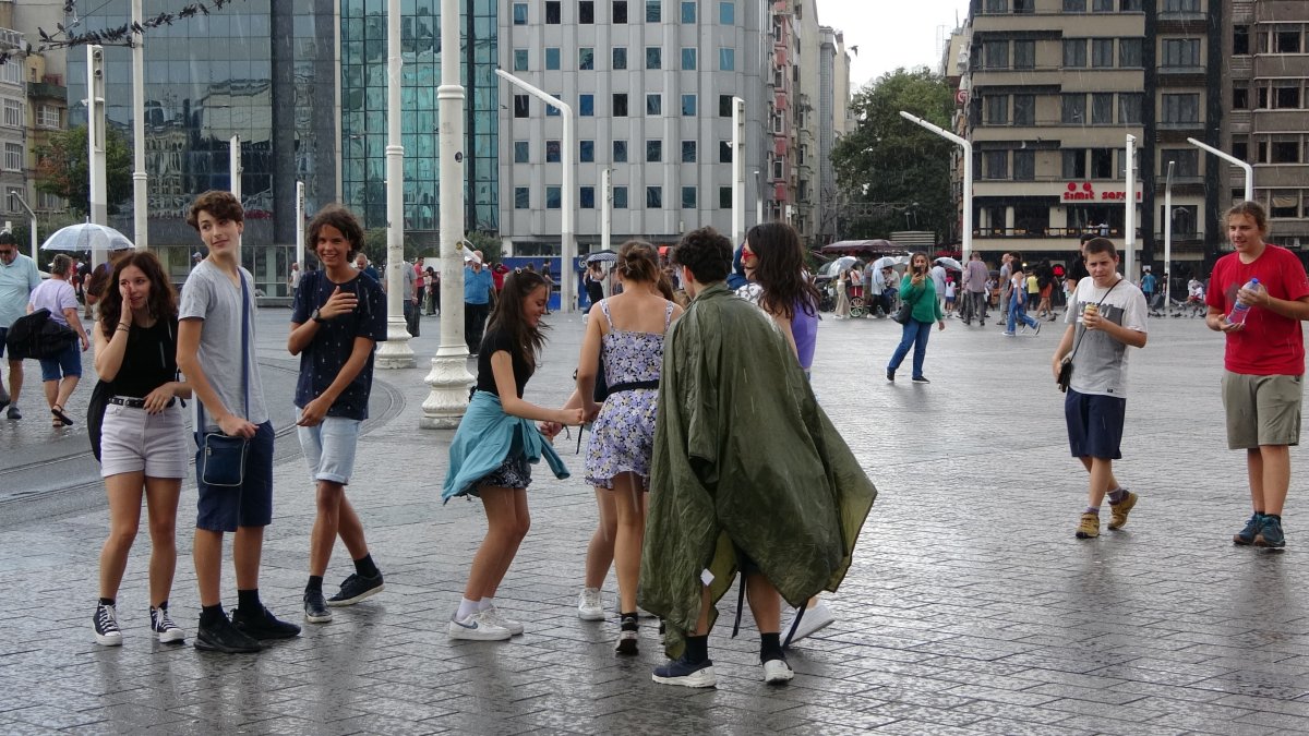Taksim de bir grup genç yağmurun altında dans etti #1