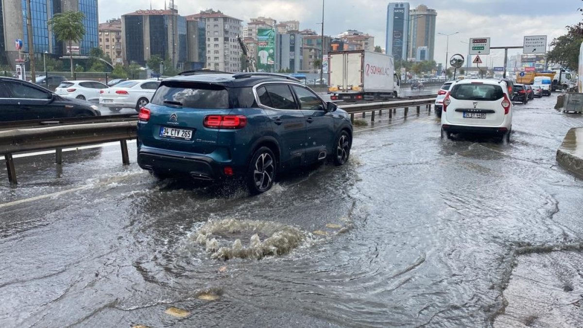 İstanbul da şiddetli yağmur su baskınlarına neden oldu #5