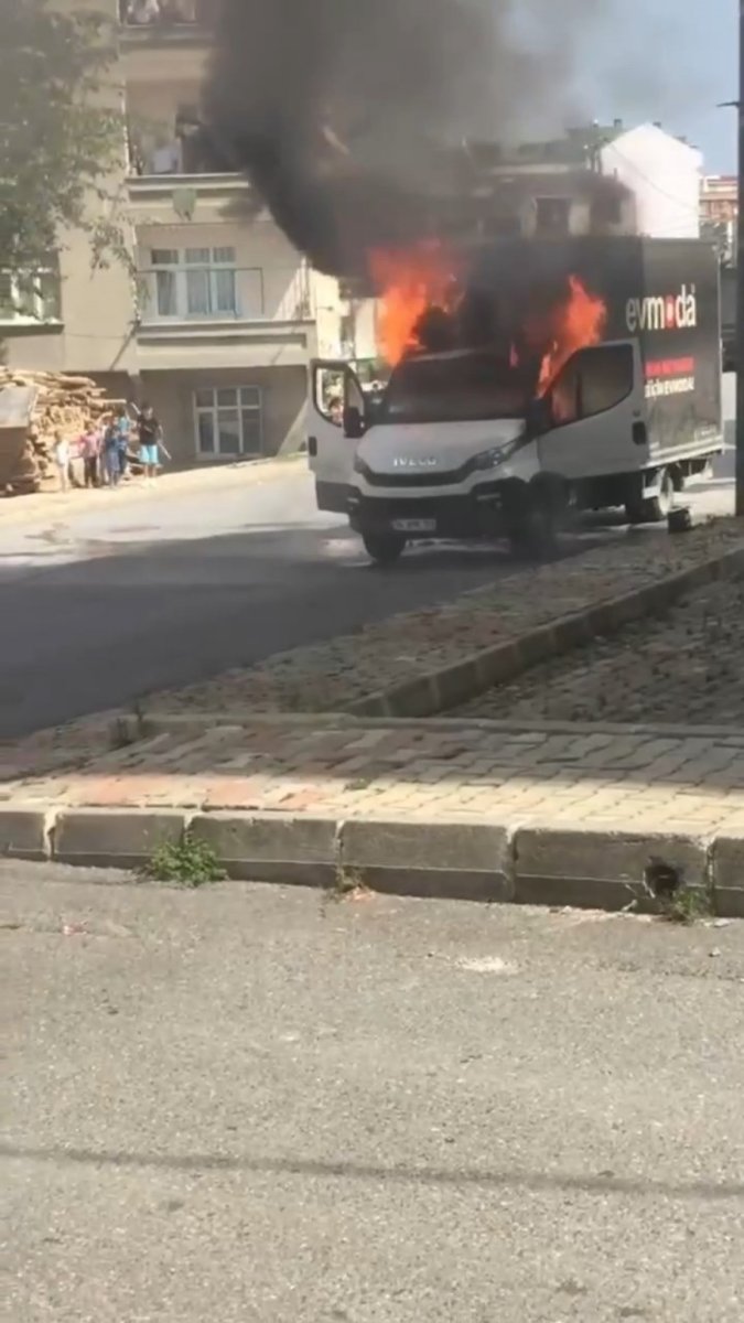 Arnavutköy’de kamyonette çıkan yangında, ‘deodorant patladı’ iddiası  #2
