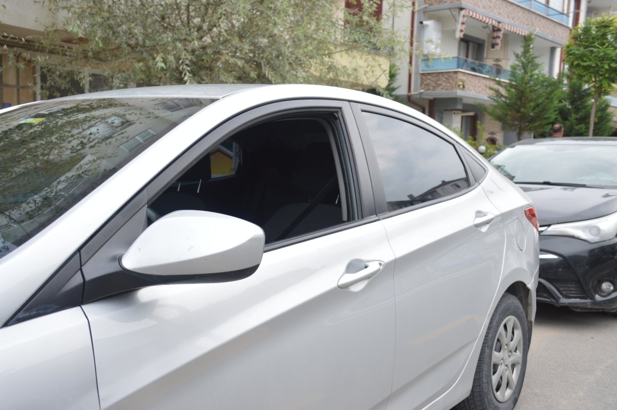 Sakarya’da otomobile camdan giren hırsız, yanlışlıkla kornaya bastı  #2