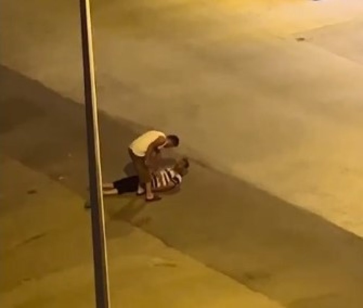 Kuşadası’nda intihar etmek isteyen kişiyi ipten alıp, dövdü  #2