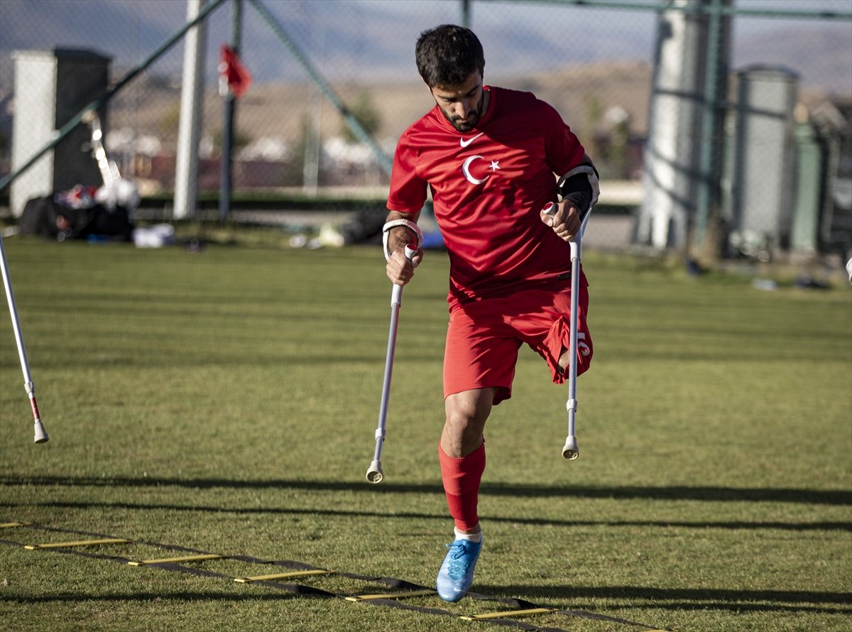 Van depreminde ayağını kaybeden Okan Şahiner in milli futbolculuk hikayesi #10
