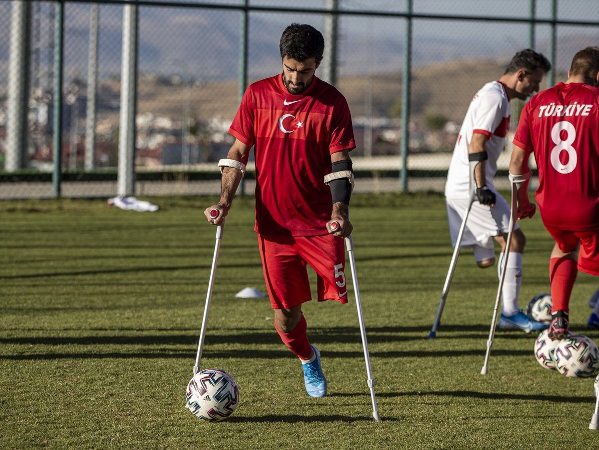 Van depreminde ayağını kaybeden Okan Şahiner in milli futbolculuk hikayesi #4