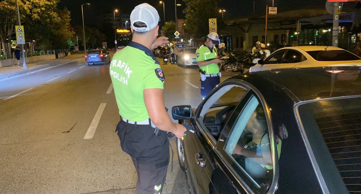 İstanbul da trafik denetimi: ceza yiyip otomobil önünde poz verdiler #3