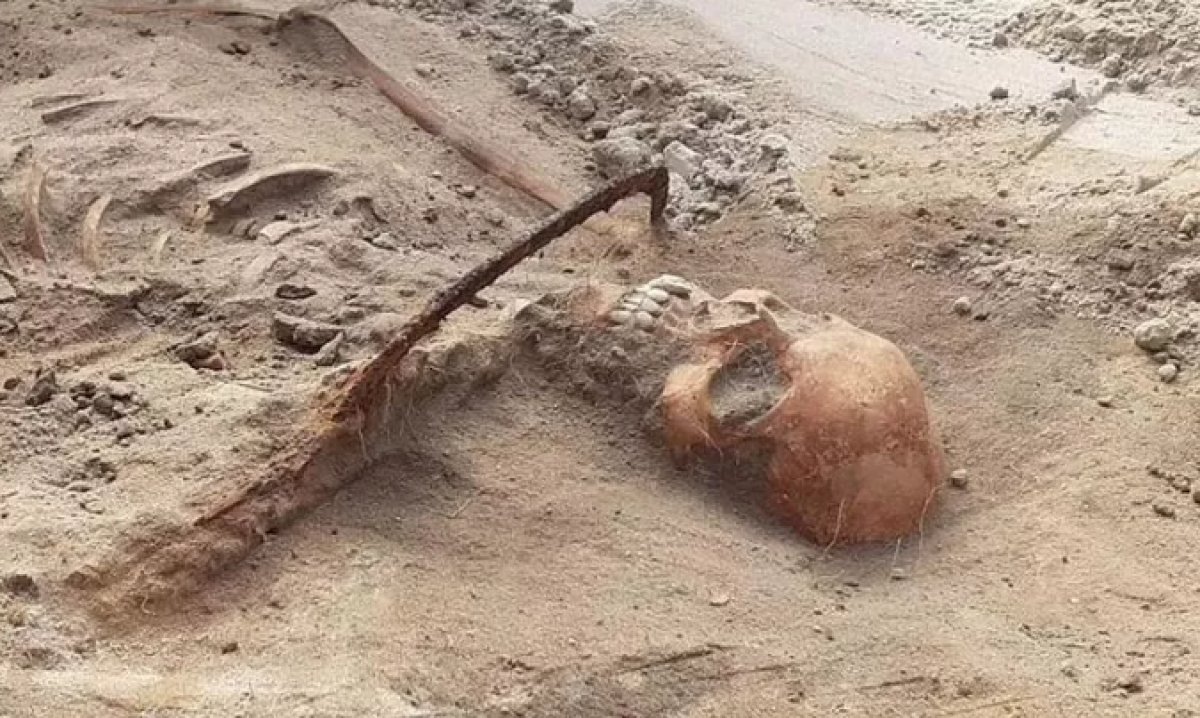 Skeleton thought to belong to 'female vampire' found in Poland #2