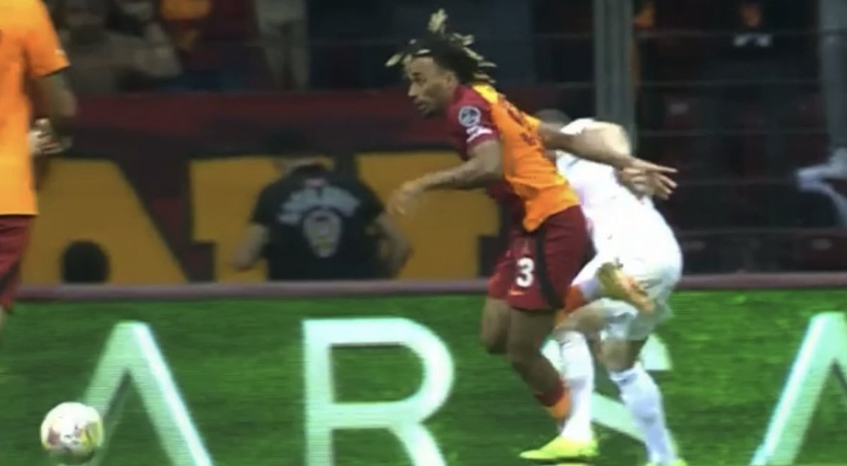 Galatasaraylılar hakem kararlarına çıldırdı #4