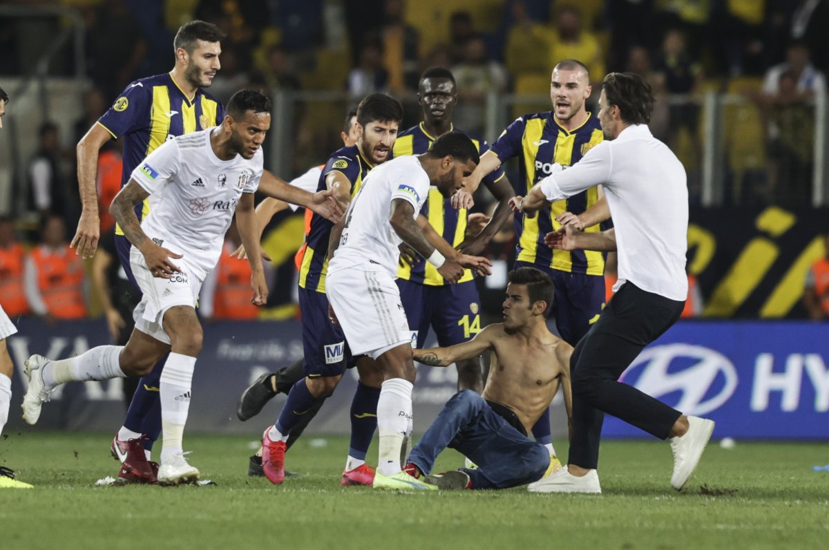 Ankaragücü taraftarı Beşiktaşlı futbolculara saldırdı #4