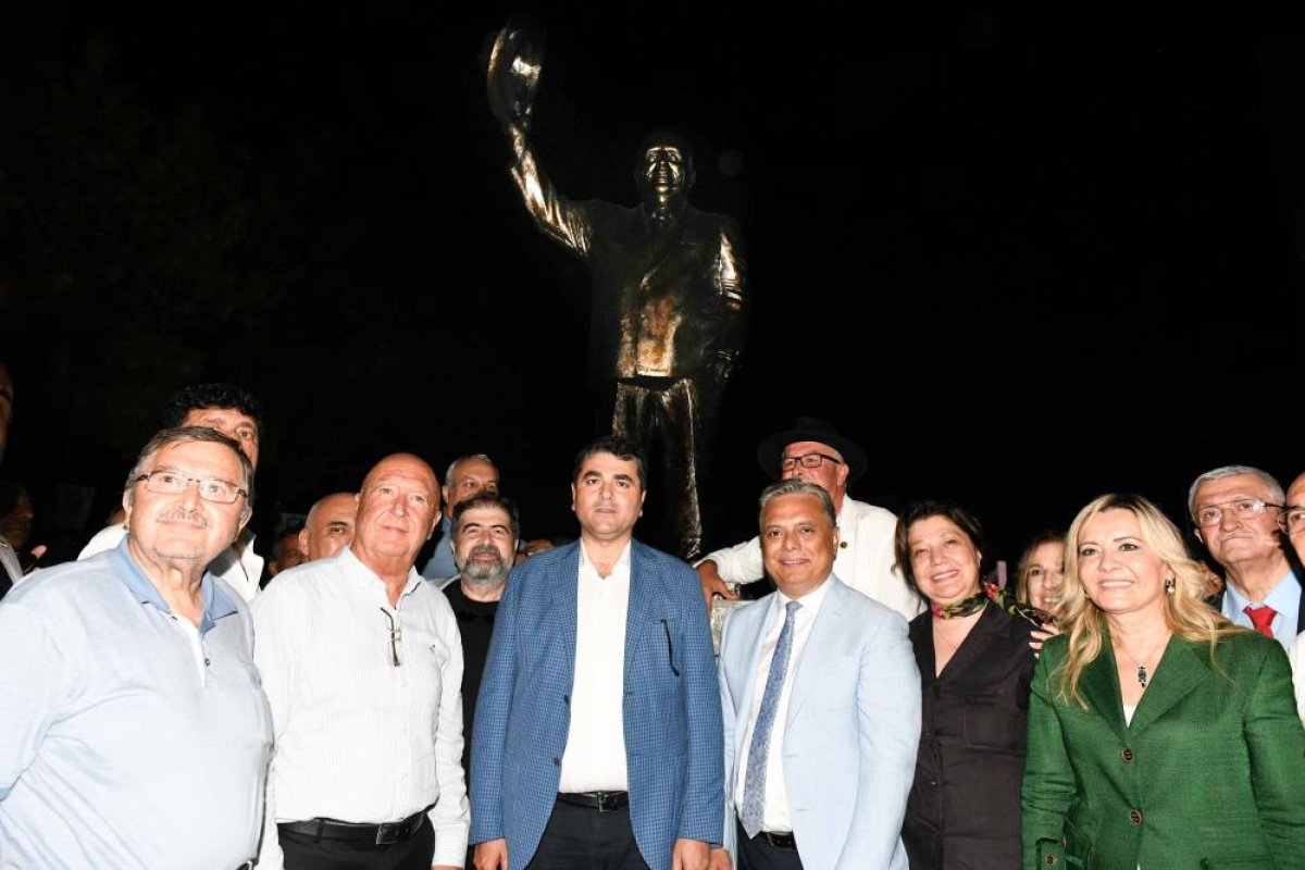 CHP li Muratpaşa Belediyesi, Süleyman Demirel in heykelini dikti #4