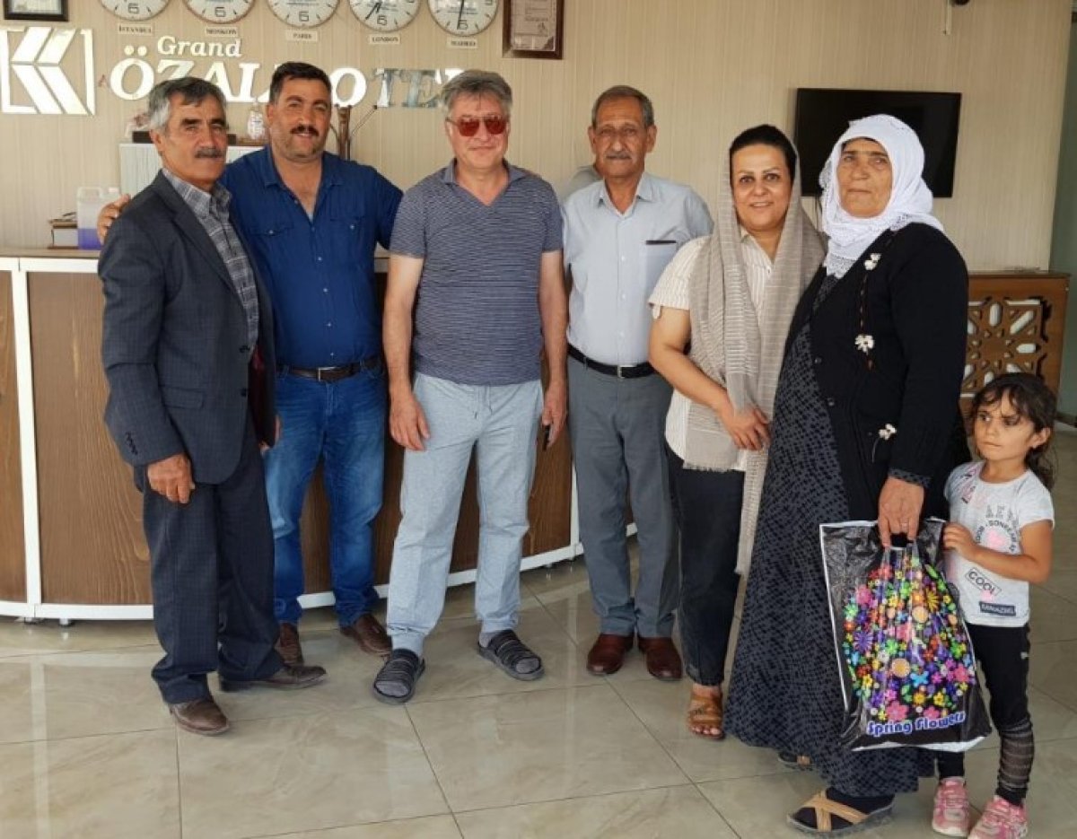 Van da bir kişi, yerde bulduğu para dolu çantayı sahibine teslim etti #4