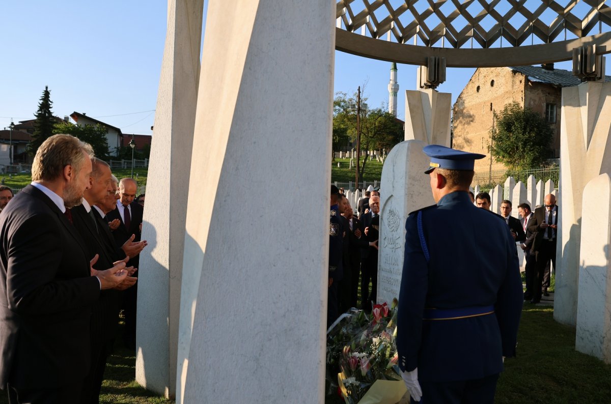 Cumhurbaşkanı Erdoğan dan, Aliya İzzetbegoviç in mezarına ziyaret #1