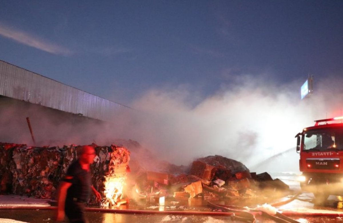 Kahramanmaraş ta bir kağıt fabrikası alev alev yandı #1