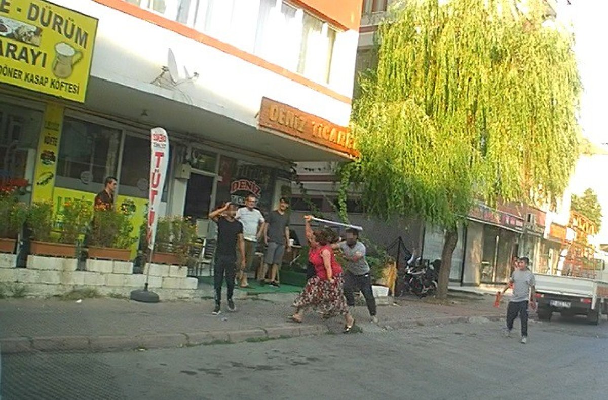 Kayseri’de eli sopalı kadın önüne gelen erkeği dövdü #1