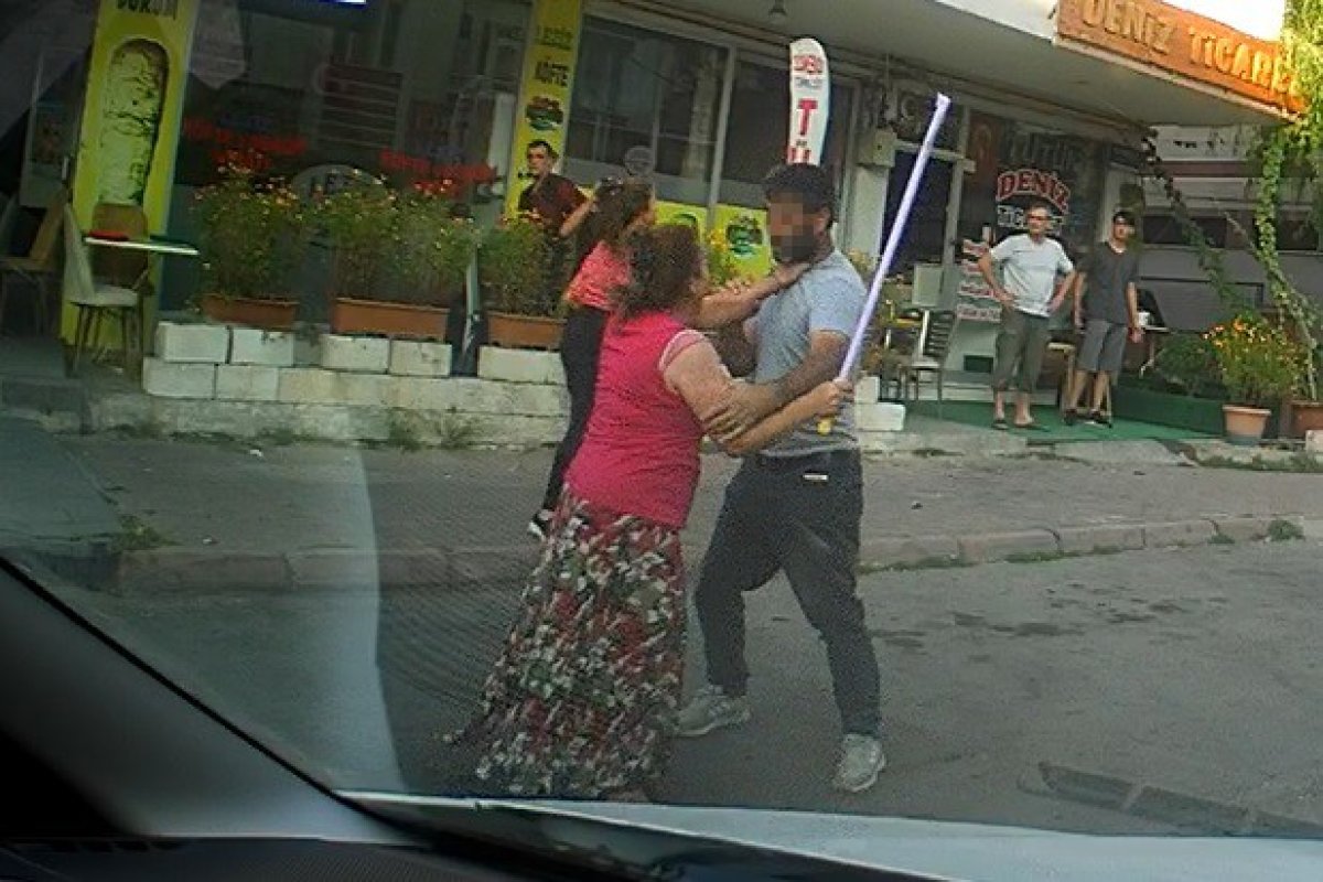 Kayseri’de eli sopalı kadın önüne gelen erkeği dövdü #5