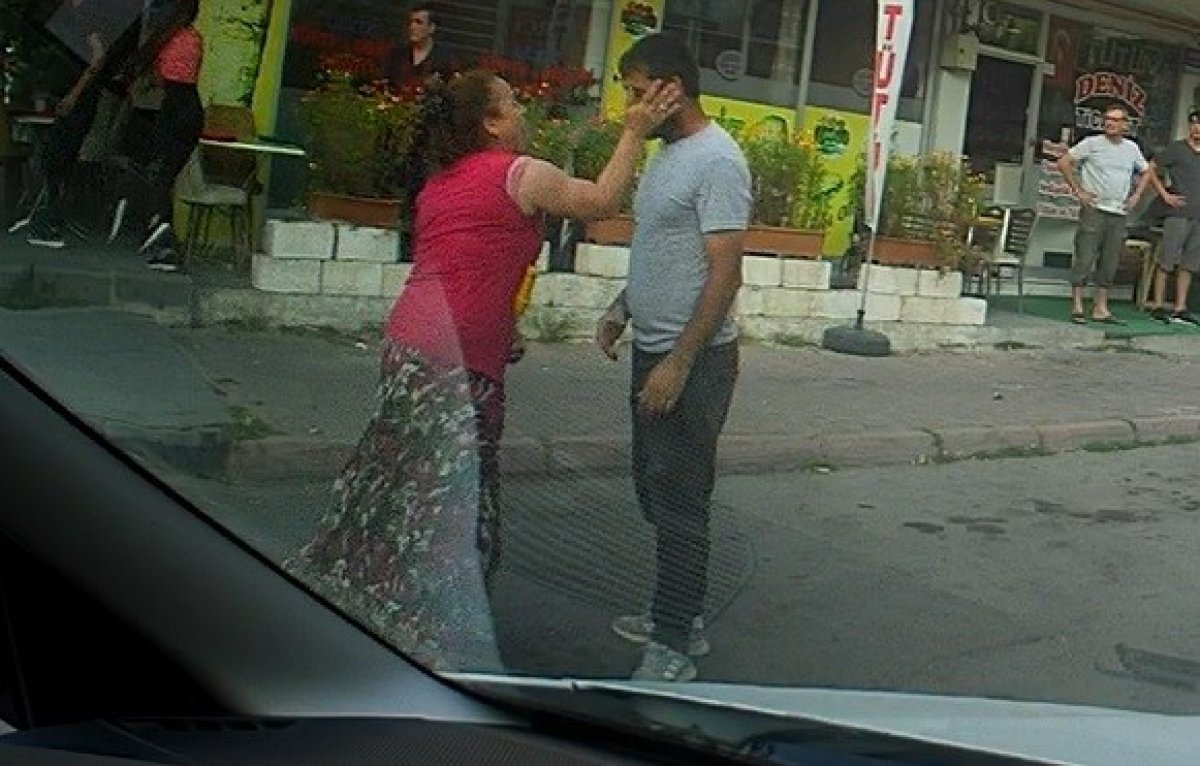 Kayseri’de eli sopalı kadın önüne gelen erkeği dövdü #4