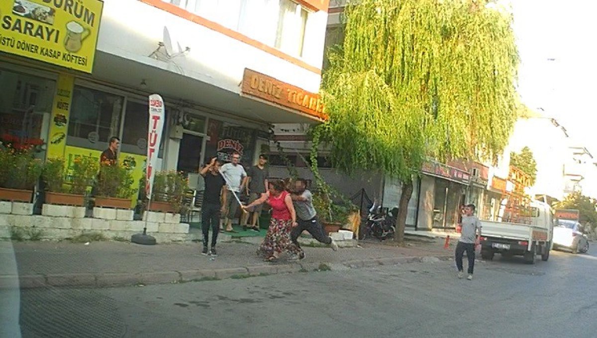 Kayseri’de eli sopalı kadın önüne gelen erkeği dövdü #2
