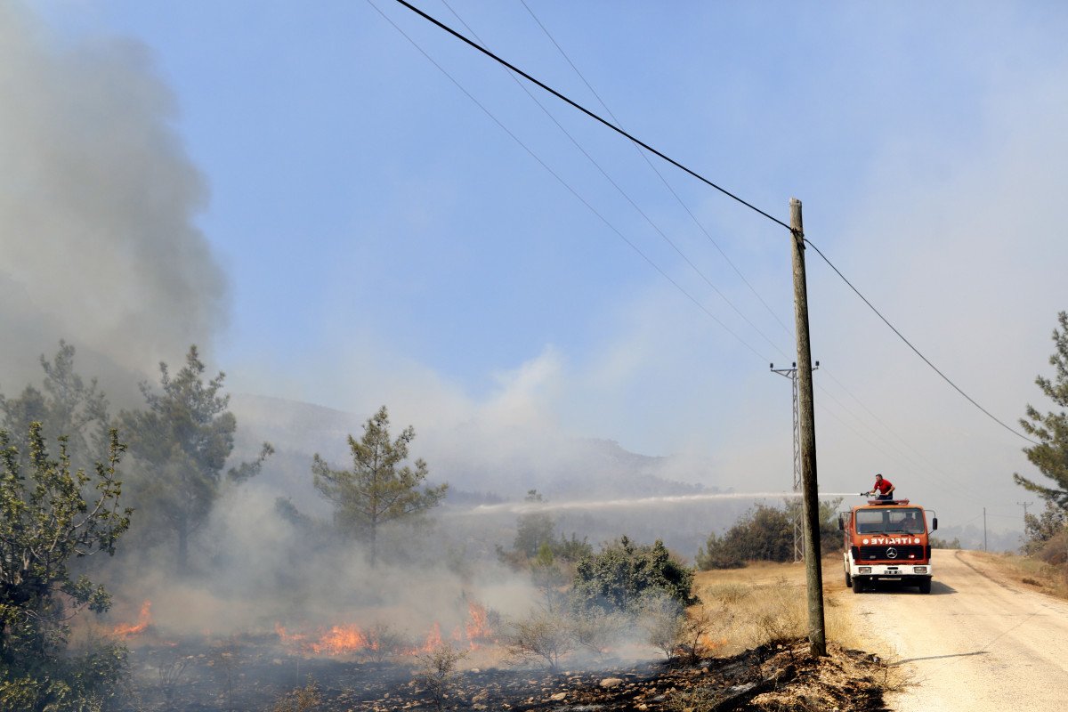 Mersin de orman yangını: 110 ev tahliye edildi #11