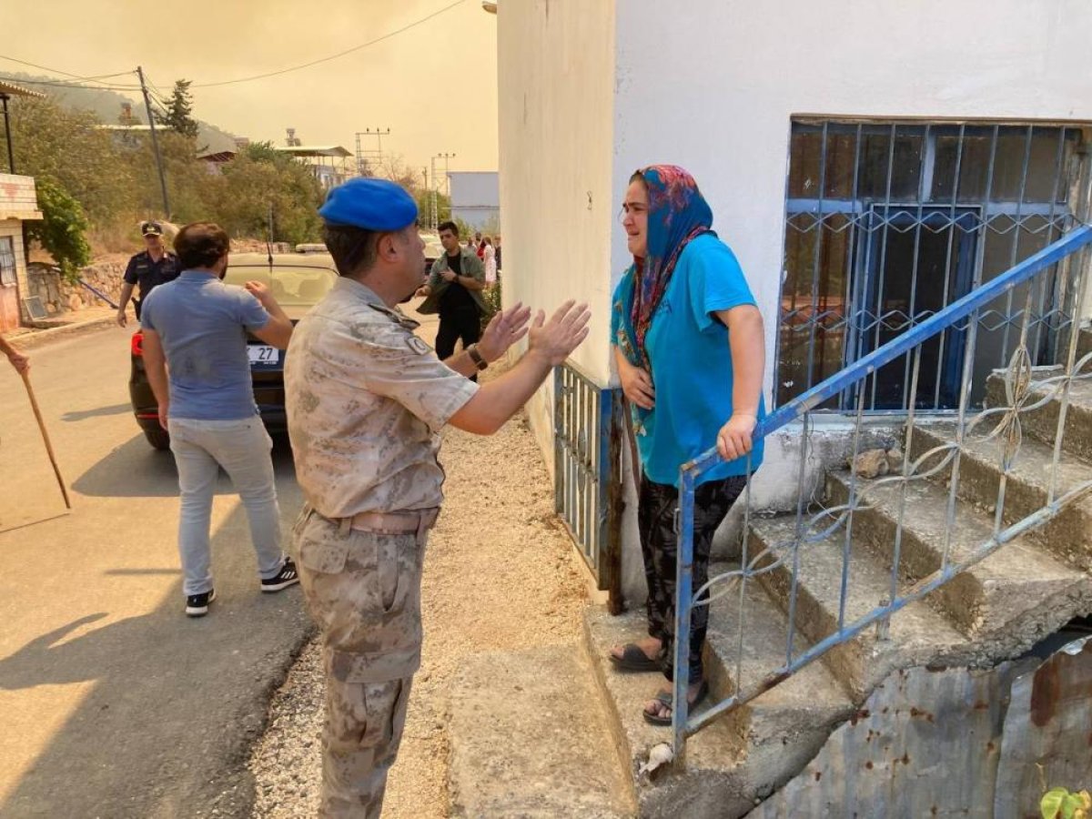 Mersin de orman yangını: 110 ev tahliye edildi #8