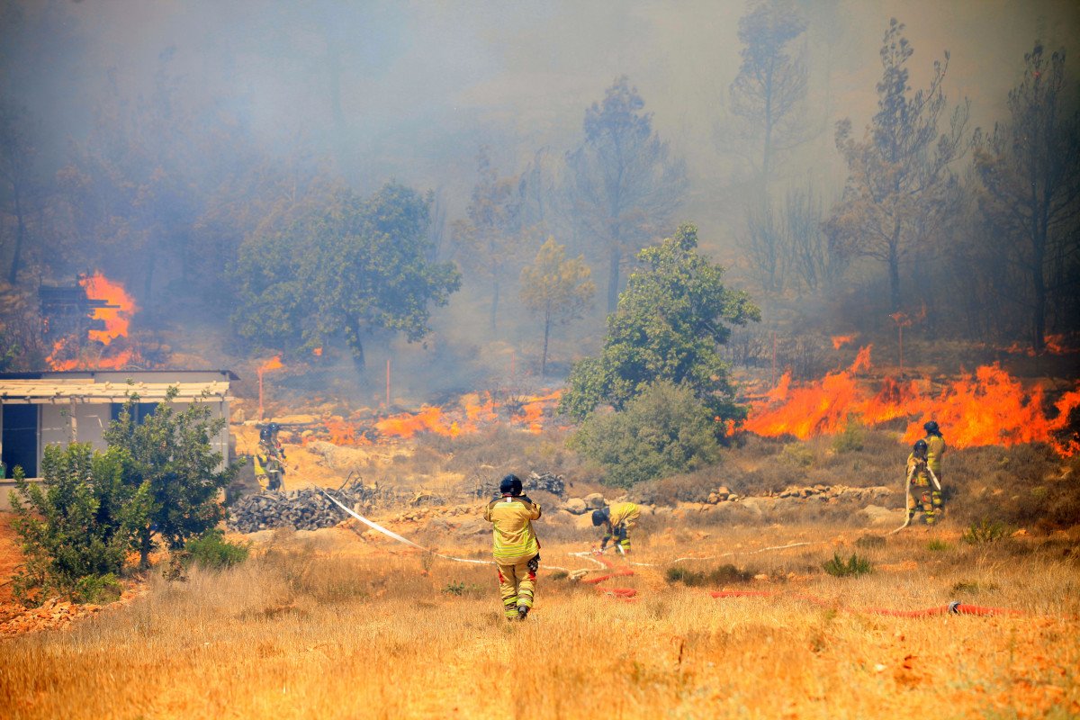 Mersin de orman yangını: 110 ev tahliye edildi #12