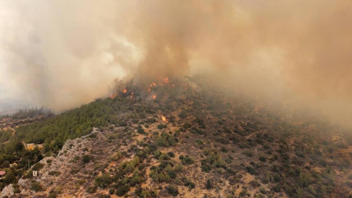 Mersin de orman yangını: 110 ev tahliye edildi #16