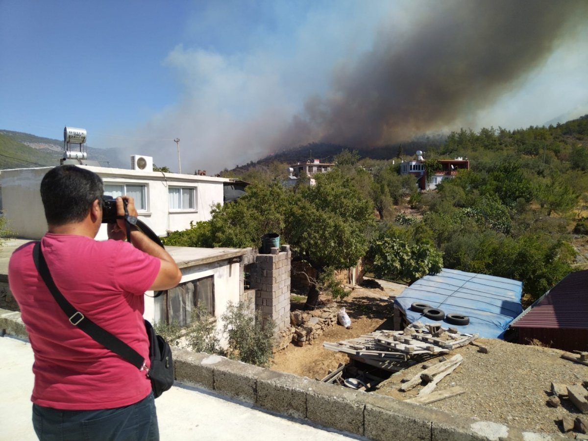 Mersin de orman yangını: 30 ev tahliye edildi #7