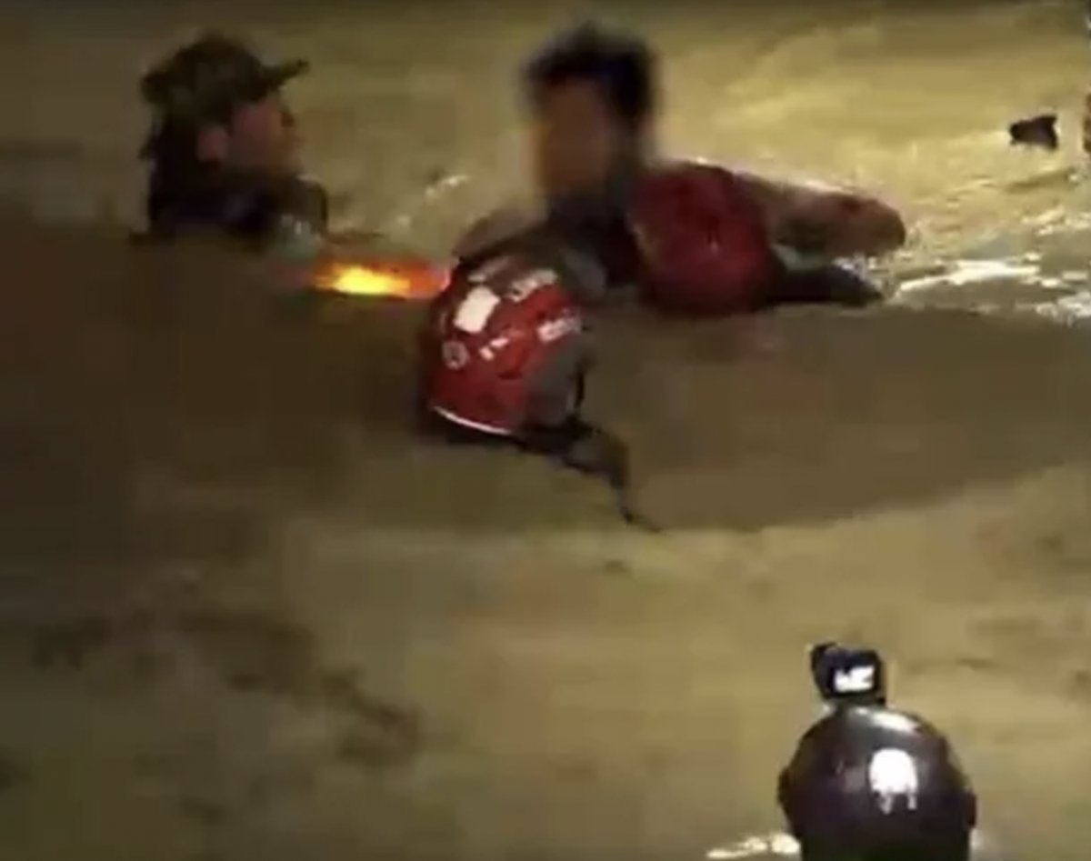 Güney Kore de sular altında kalan otoparkta mahsur kalan 7 kişi can verdi #2