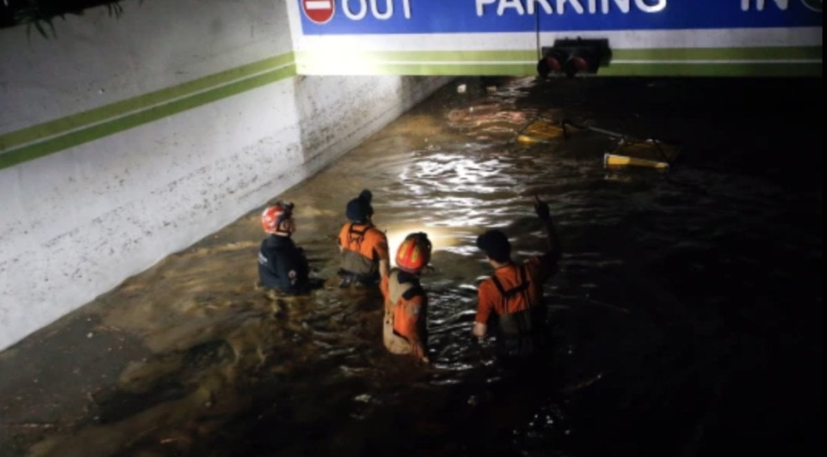 Güney Kore de sular altında kalan otoparkta mahsur kalan 7 kişi can verdi #1