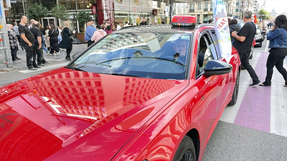 Brüksel de taksiciler, Uber i protesto etti #1