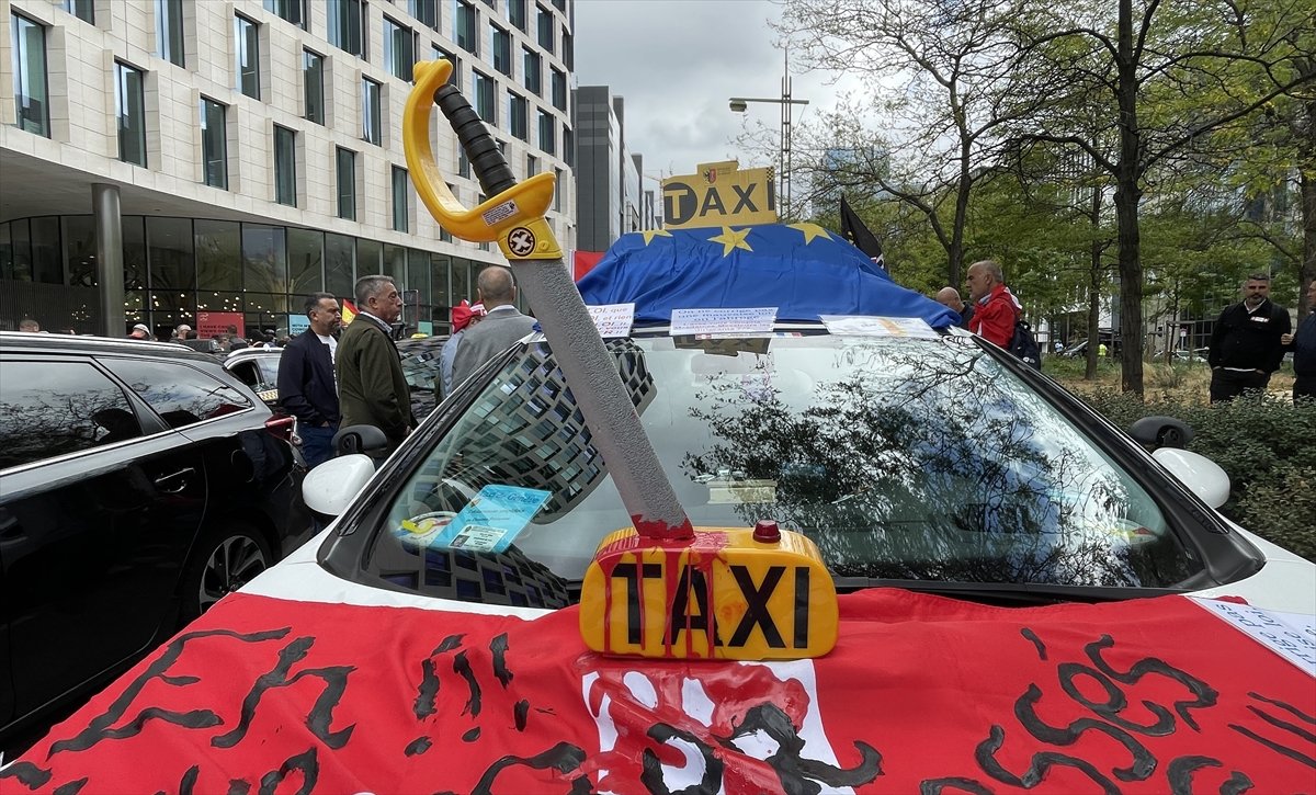 Brüksel de taksiciler, Uber i protesto etti #3